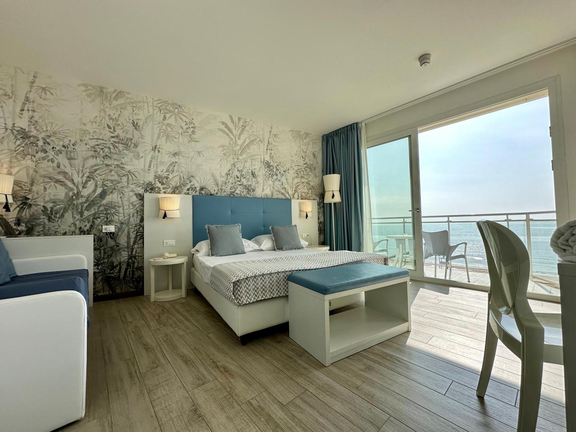 Deluxe Dreibettzimmer mit Terrasse und direktem Meerblick